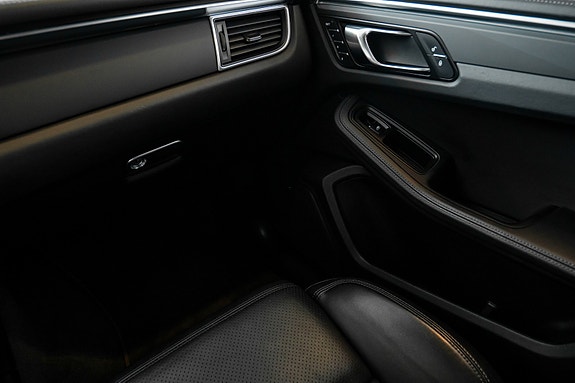 Porsche Macan 25 of 28