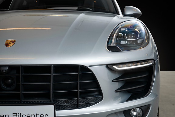 Porsche Macan 3 of 28