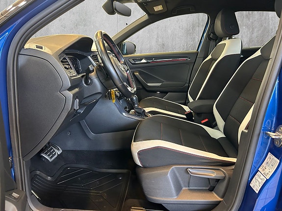 Volkswagen T-Roc 10 of 30