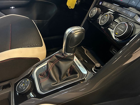 Volkswagen T-Roc 19 of 30