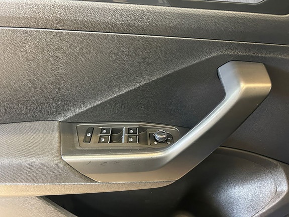 Volkswagen T-Roc 11 of 30