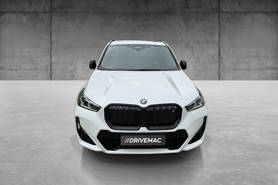 BMW iX1 2 of 25
