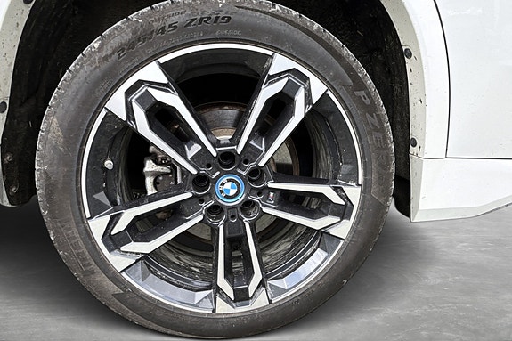 BMW iX1 3 of 25