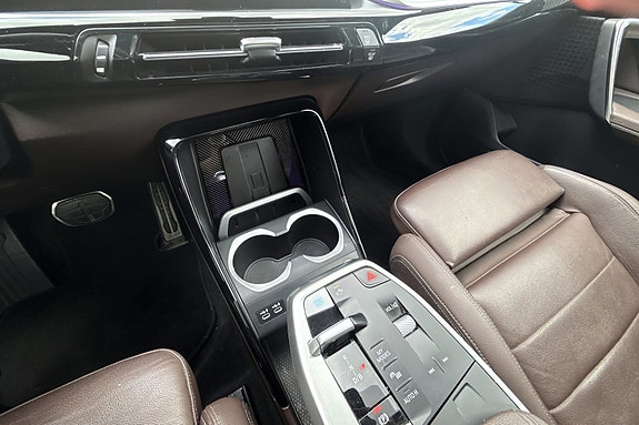 BMW iX1 20 of 25