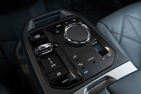 BMW iX 18 of 30