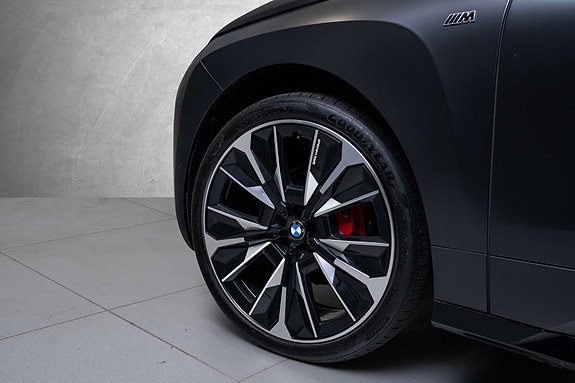 BMW iX 11 of 30