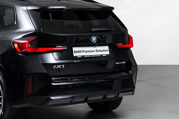 BMW iX1 7 of 30