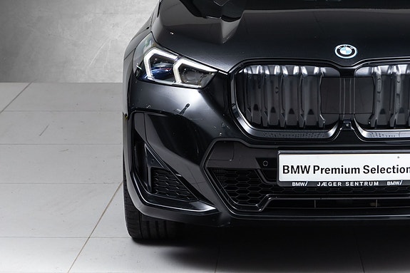 BMW iX1 5 of 30