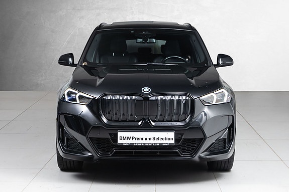 BMW iX1 4 of 30