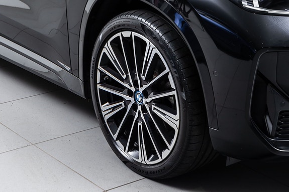 BMW iX1 3 of 30