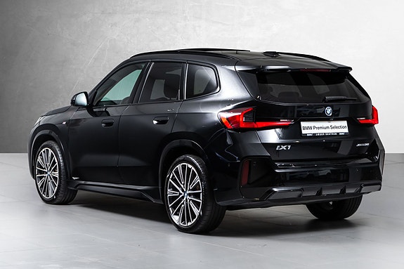 BMW iX1 6 of 30