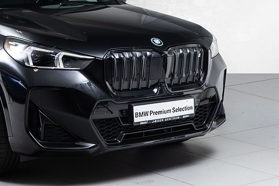 BMW iX1 2 of 30