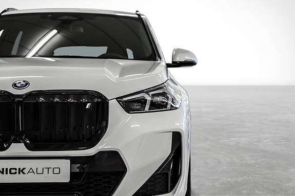 BMW iX1 2 of 30