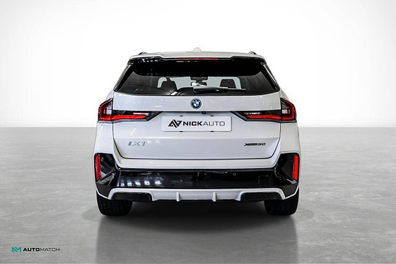 BMW iX1 7 of 30