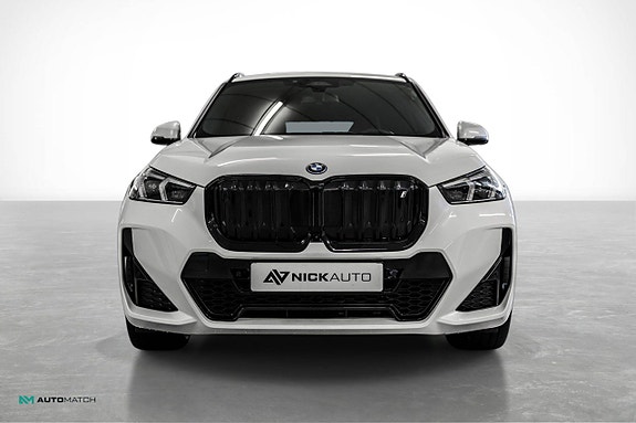 BMW iX1 3 of 30