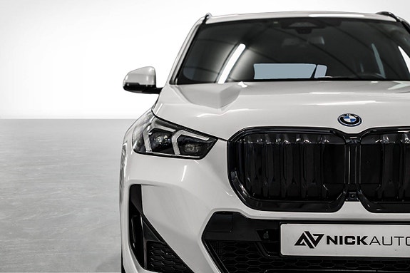 BMW iX1 4 of 30