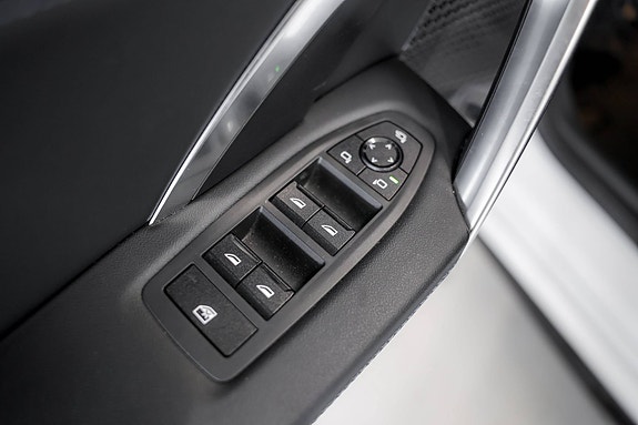 BMW iX1 13 of 30