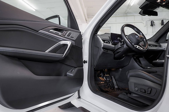 BMW iX1 10 of 30