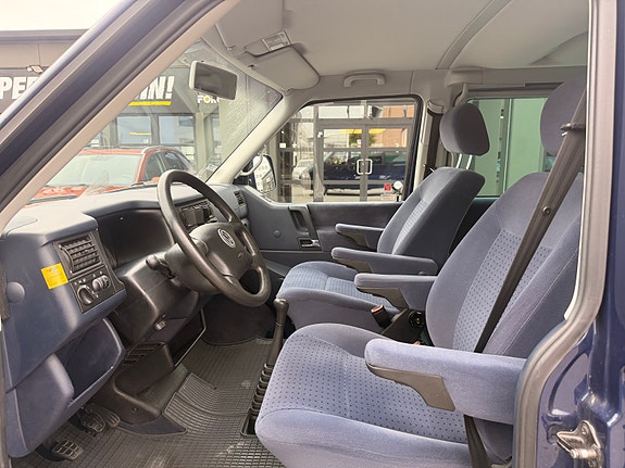 Volkswagen Caravelle 11 of 22