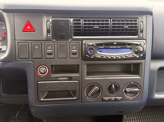 Volkswagen Caravelle 21 of 22
