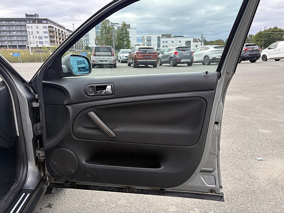 Volkswagen Passat 24 of 30