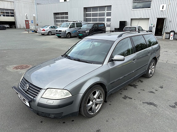 Volkswagen Passat 4 of 30