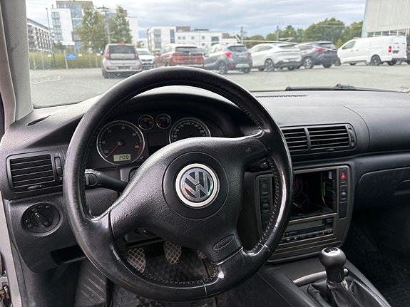 Volkswagen Passat 17 of 30