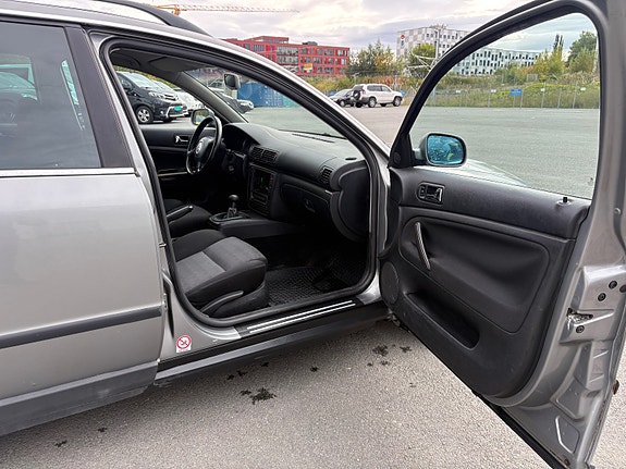 Volkswagen Passat 19 of 30