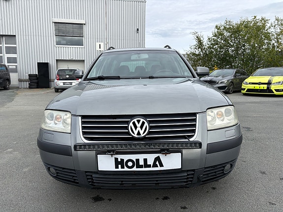 Volkswagen Passat 3 of 30