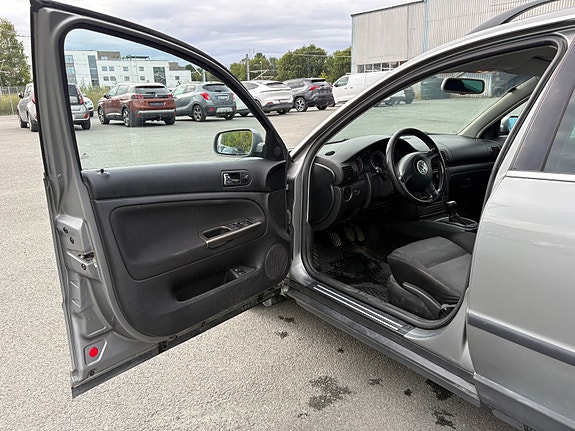 Volkswagen Passat 10 of 30