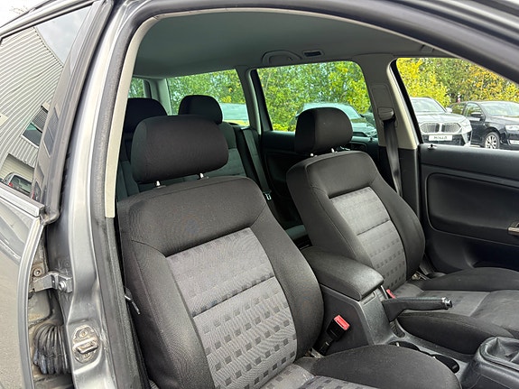 Volkswagen Passat 23 of 30