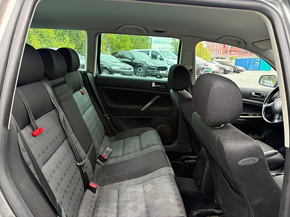 Volkswagen Passat 28 of 30
