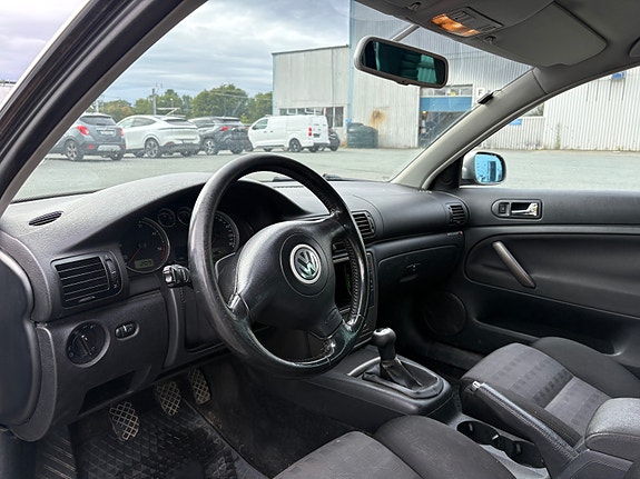 Volkswagen Passat 14 of 30