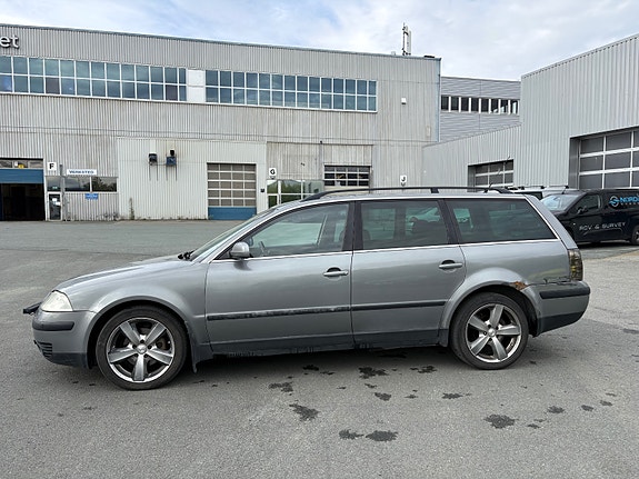 Volkswagen Passat 5 of 30
