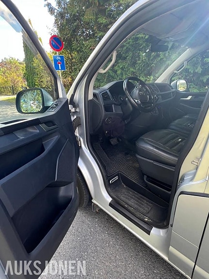 Volkswagen Caravelle 6 of 9