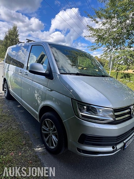 Volkswagen Caravelle 2 of 9