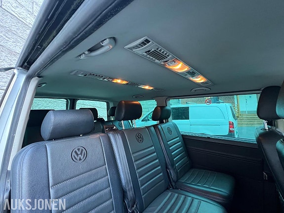 Volkswagen Caravelle 8 of 9