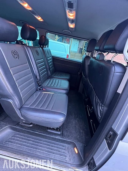 Volkswagen Caravelle 7 of 9