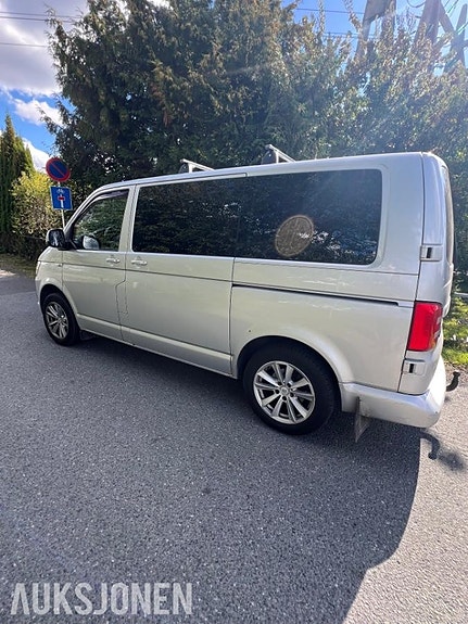 Volkswagen Caravelle 5 of 9