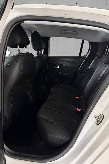 Peugeot 208 23 of 30