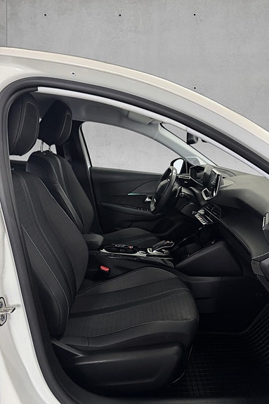Peugeot 208 18 of 30