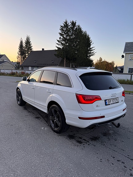 Audi Q7 2 of 5