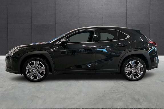 Lexus UX300e 2 of 20