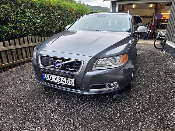 Volvo V70 2 of 27