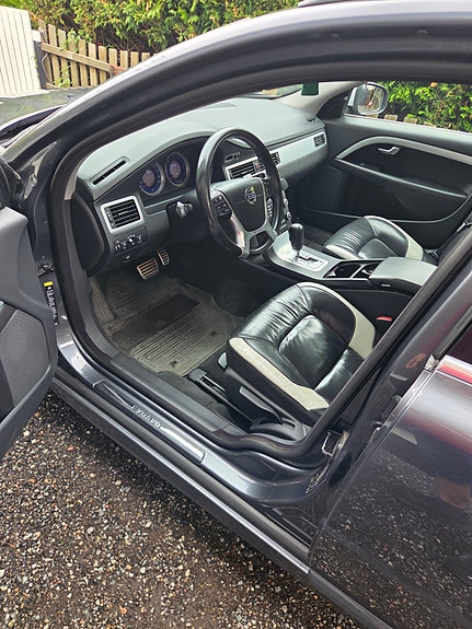 Volvo V70 11 of 27