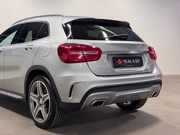 Mercedes-Benz GLA200 8 of 30