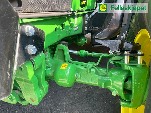 John Deere 6120M fjøring på framaksel og hytta 17 of 24