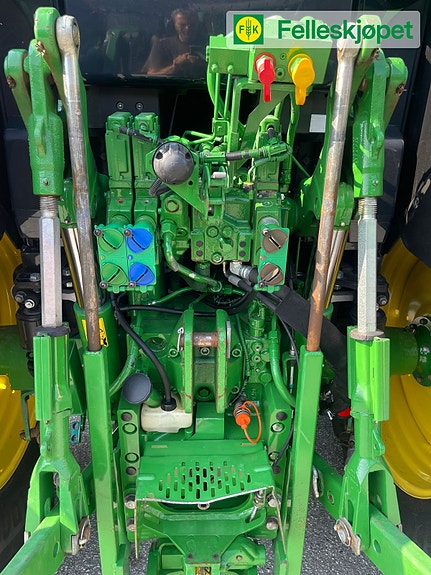 John Deere 6120M fjøring på framaksel og hytta 13 of 24