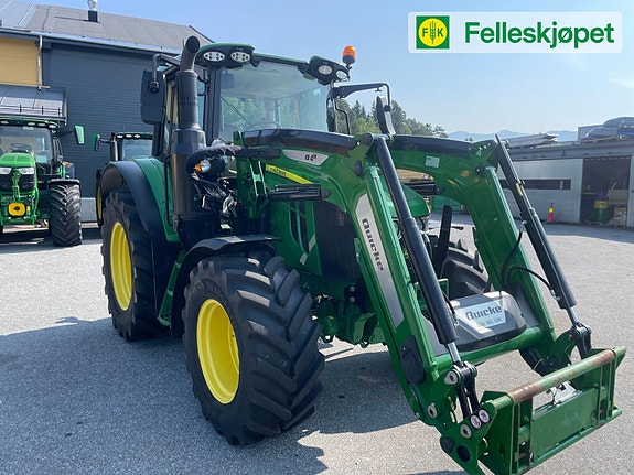 John Deere 6120M fjøring på framaksel og hytta 5 of 24