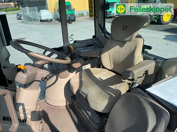 John Deere 6120M fjøring på framaksel og hytta 22 of 24